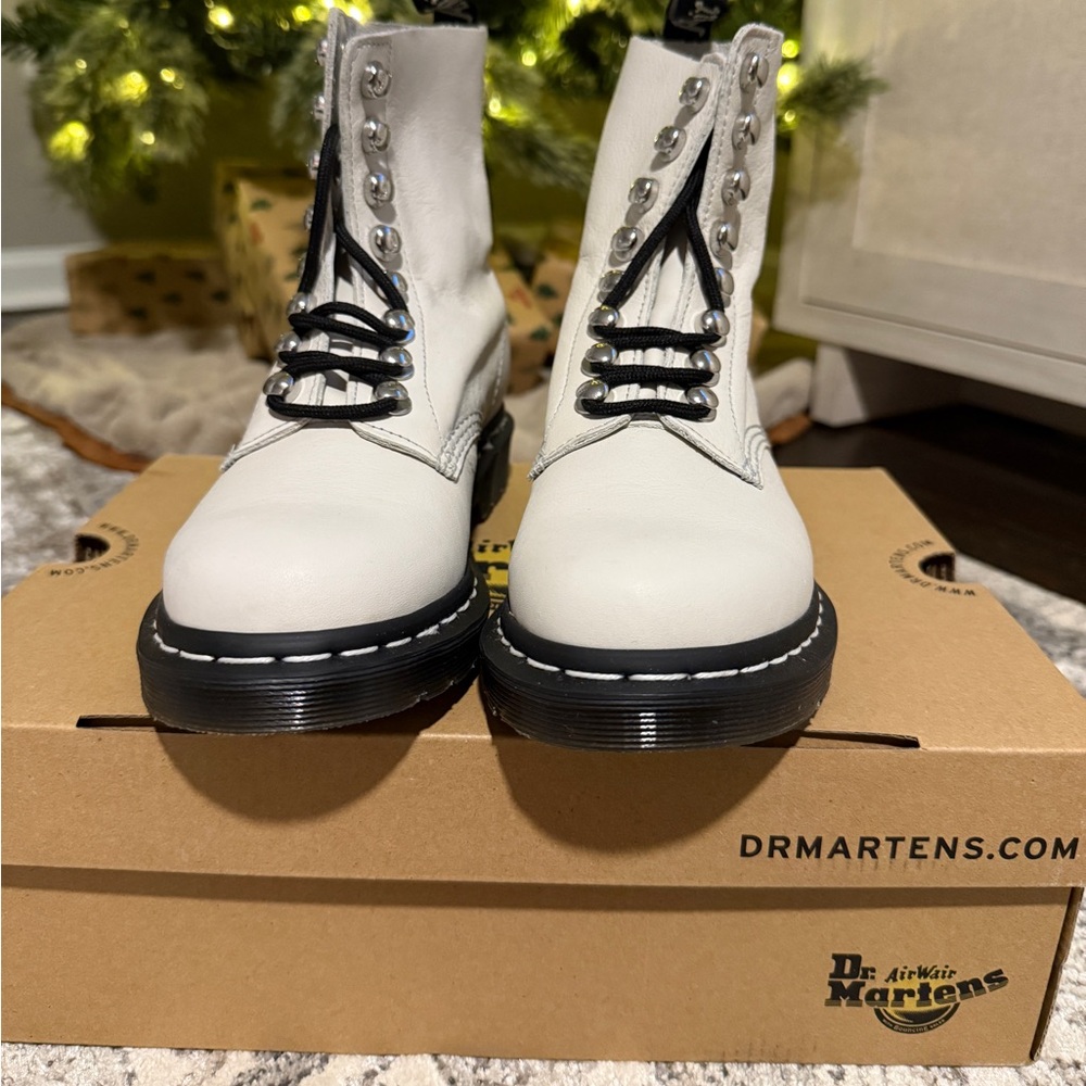 Dr. Martens pascal size 7 bone Virginia brand new